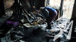 Обгорілі стіни та затоплені ліжка. Як живуть люди у зруйнованому будинку у Чернігові Обгорілі стіни та затоплені ліжка. Як живуть люди у зруйнованому будинку у Чернігові