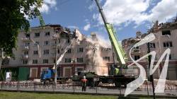 Знайшли уламки російського Іскандера: у Чернігові почали розбирати завали готелю Україна Знайшли уламки російського Іскандера: у Чернігові почали розбирати завали готелю Україна