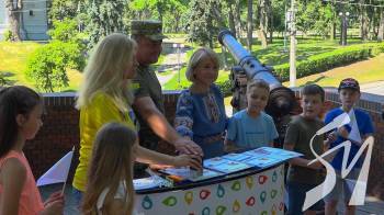 У Чернігові на Валу погасили нову марку від Укрпошти про літак “Мрія” У Чернігові на Валу погасили нову марку від Укрпошти про літак “Мрія”