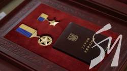 Володимир Зеленський нагородив званням Героя України двох бійців, які обороняли Чернігівщину Володимир Зеленський нагородив званням Героя України двох бійців, які обороняли Чернігівщину