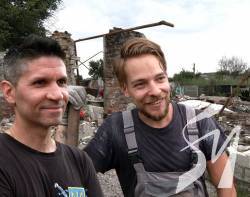 Аргентинець та грузин: іноземці допомагають чернігівцям розбирати завали зруйнованих будинків