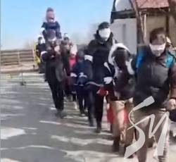 Зав’язали очі та вели на ланцюгу: як вдалося вивести дітей з окупованої Нової Басані Зав’язали очі та вели на ланцюгу: як вдалося вивести дітей з окупованої Нової Басані