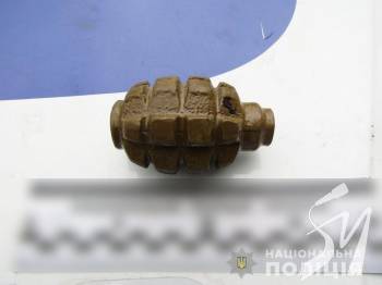 У Чернігові поліцейські знайшли у перехожого ручну гранату У Чернігові поліцейські знайшли у перехожого ручну гранату