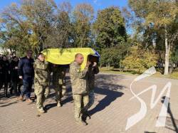 Загинув, захищаючи небо України: у Чернігові попрощалися зі штурманом Олегом Шупіком Загинув, захищаючи небо України: у Чернігові попрощалися зі штурманом Олегом Шупіком