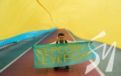 У центрі Херсона партизани вивісили український прапор. ФОТО У центрі Херсона партизани вивісили український прапор. ФОТО