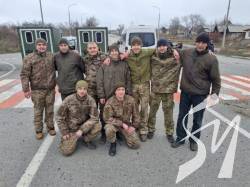 Із полону звільнили ще 12 українців, з них 9 військових Із полону звільнили ще 12 українців, з них 9 військових