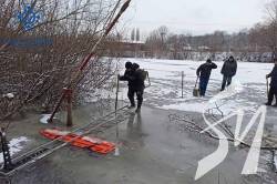 Нетривкий лід: у Чернігові посеред затоки застрягли четверо рибалок Нетривкий лід: у Чернігові посеред затоки застрягли четверо рибалок