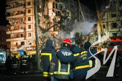 У Дніпрі уже 25 загиблих внаслідок російського ракетного удару по житловому будинку У Дніпрі уже 25 загиблих внаслідок російського ракетного удару по житловому будинку