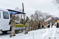 Без батька залишилися 6-ро дітей: на Чернігівщині попрощалися з воїном Без батька залишилися 6-ро дітей: на Чернігівщині попрощалися з воїном