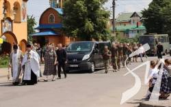 На Хмельниччині парафіяни УПЦ МП кричали ганьба родині загиблого воїна На Хмельниччині парафіяни УПЦ МП кричали ганьба родині загиблого воїна