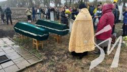 У селі Гроза на Харківщині почали ховати жертв російського удару У селі Гроза на Харківщині почали ховати жертв російського удару