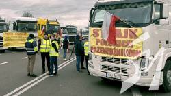Польські перевізники продовжують протест на кордоні з Україною, час очікування – до 140 годин Польські перевізники продовжують протест на кордоні з Україною, час очікування – до 140 годин
