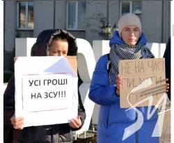 Потрібні дрони, а не стадіони. У Ніжині та Чернігові відбулись акції на підтримку ЗСУ Потрібні дрони, а не стадіони. У Ніжині та Чернігові відбулись акції на підтримку ЗСУ