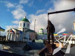 У Ніжині встановили пам'ятнику Герою України Олександру Мацієвському. ФОТО У Ніжині встановили пам'ятнику Герою України Олександру Мацієвському. ФОТО