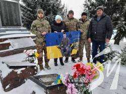 У Великій Загорівці батьки загиблого воїна на гробові купили дві автівки для ЗСУ У Великій Загорівці батьки загиблого воїна на гробові купили дві автівки для ЗСУ