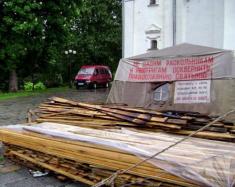 УПЦ МП під охороною міліції блокує український храм