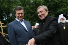 Зустрівся він перед відльотом і з Віктором Януковичем, якому подарував на згадку годинники Breguet, просто космічної ціни. Зустрівся він перед відльотом і з Віктором Януковичем, якому подарував на згадку годинники Breguet, просто космічної ціни.