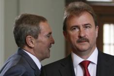 І зовсім несподівано приїхав до Попова, аби прошепотіти зарядженим голосом: «Я лечу, але повернуся». Це дуже засмутило останнього. І зовсім несподівано приїхав до Попова, аби прошепотіти зарядженим голосом: «Я лечу, але повернуся». Це дуже засмутило останнього.