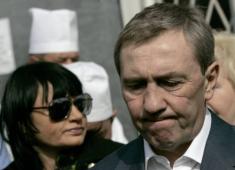 За необачливі розмови Ірени, Льоня здав її лікарям, на дослідження. Так в руках українських вчених з’явилось підтвердження позаземного життя. За необачливі розмови Ірени, Льоня здав її лікарям, на дослідження. Так в руках українських вчених з’явилось підтвердження позаземного життя.