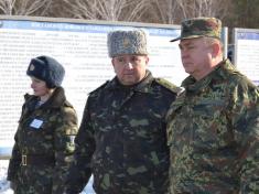 Поряд з Міністром оборони та командувачем Сухопутними військами ЗС України