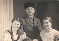 1.Родина Пришиб у 1948 році у німецькому таборі українських політичних емігрантів зліва направо: Евдокія (17 років), Павло Володимирович (39 років), Ольга Іванівна (37 років) 1.Родина Пришиб у 1948 році у німецькому таборі українських політичних емігрантів зліва направо: Евдокія (17 років), Павло Володимирович (39 років), Ольга Іванівна (37 років)